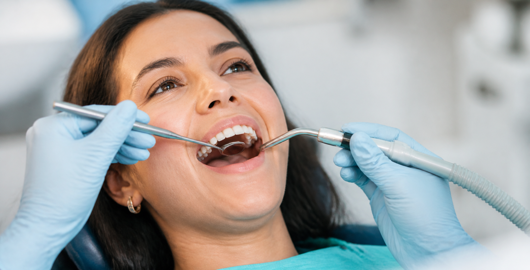 Paciente durante un examen dental con espejo y succión